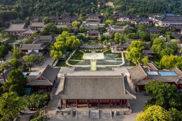 Huaqing Palace Scenic Area in Xi'an - Shaanxi Tourist Attraction