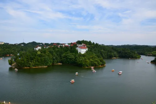 Yueliang Lake Scenic Area