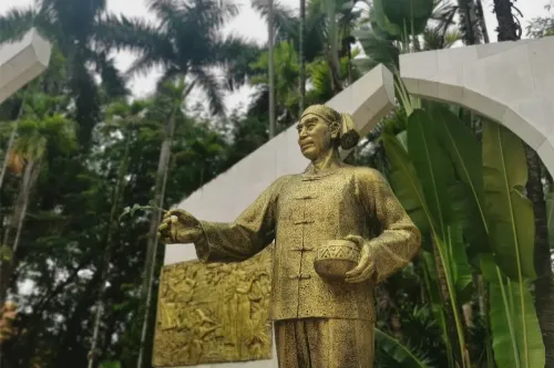 周總理潑水紀念銅像