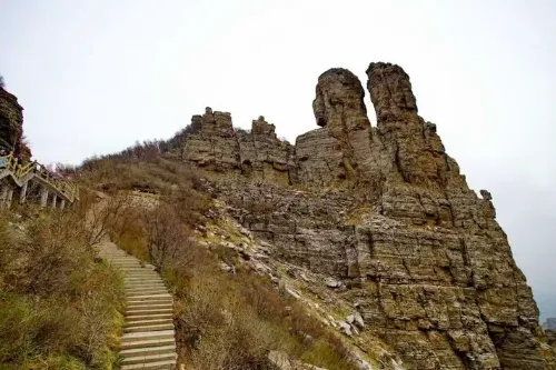 双雄守山