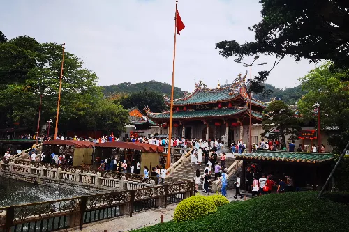 Footpath to Nanputuo Temple